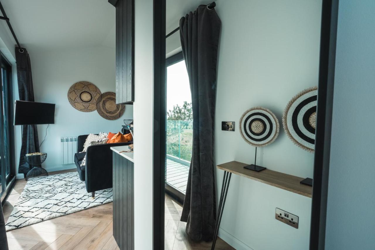 Priory Bay Escapes - Visum Apartment Tenby Bagian luar foto