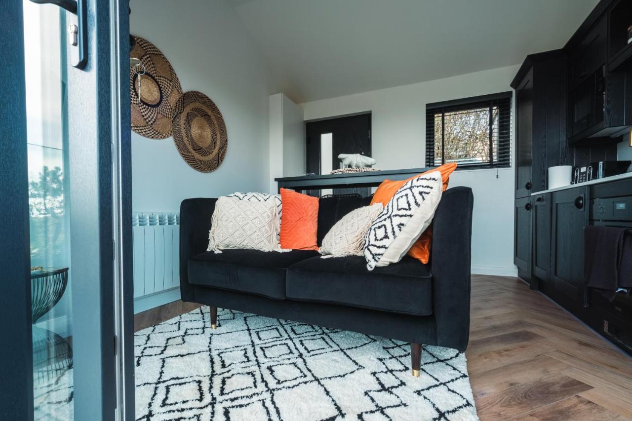 Priory Bay Escapes - Visum Apartment Tenby Bagian luar foto
