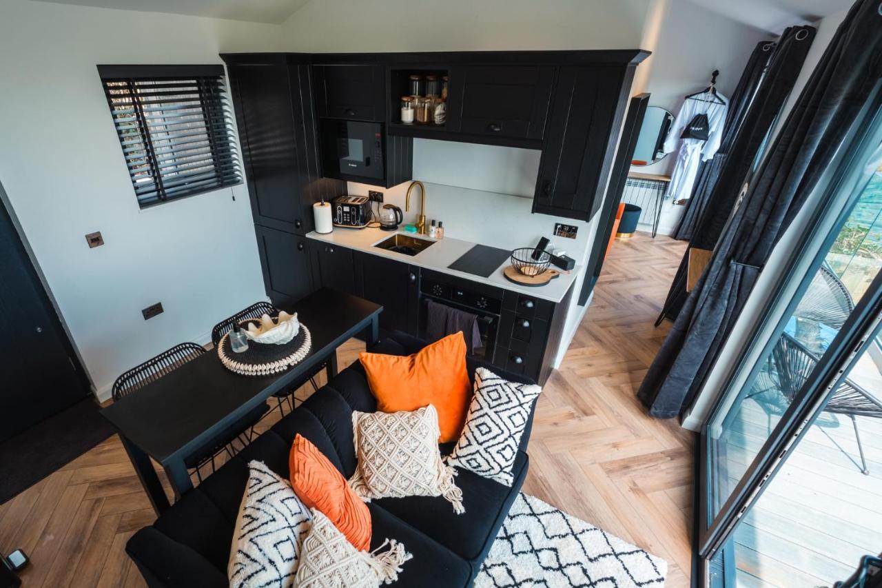 Priory Bay Escapes - Visum Apartment Tenby Bagian luar foto