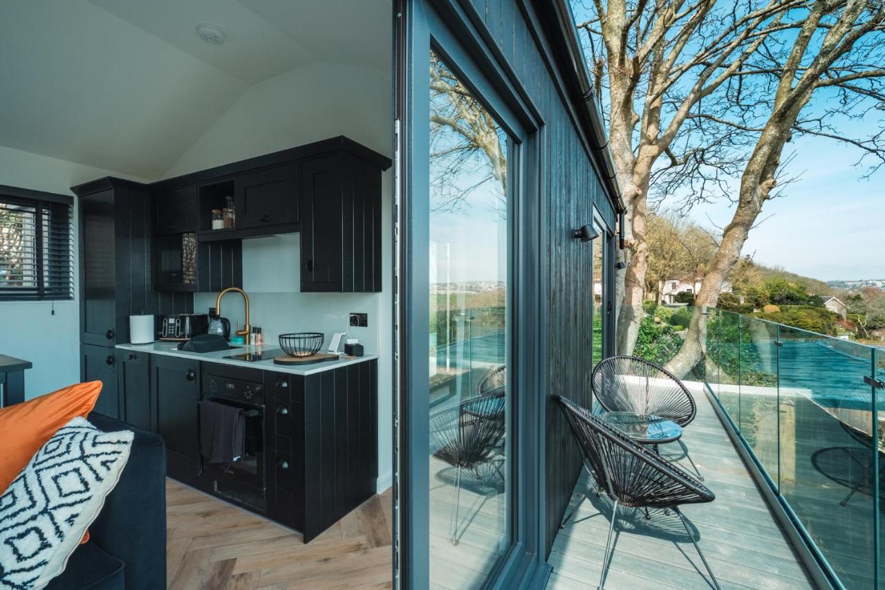 Priory Bay Escapes - Visum Apartment Tenby Bagian luar foto